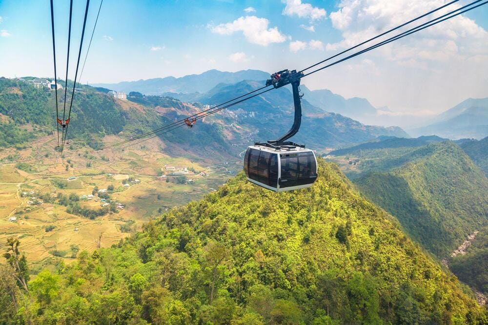 Visitors take the cable car to reach the summit of Mount Fansipan (Source: Freepik)